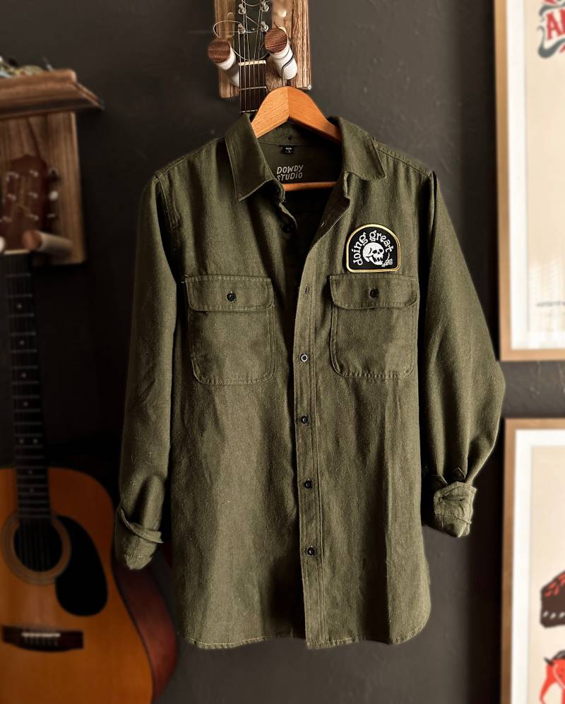 Macht Großes | Armee-Grün Lange Ärmel Button Up Flanell von DowdyStudio