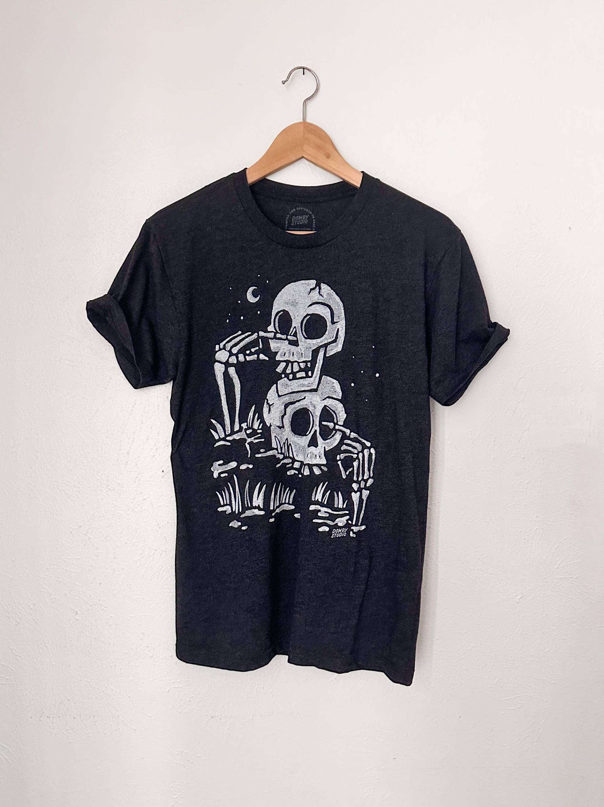 Numb Skulls // Erwachsenen T-Shirt von DowdyStudio