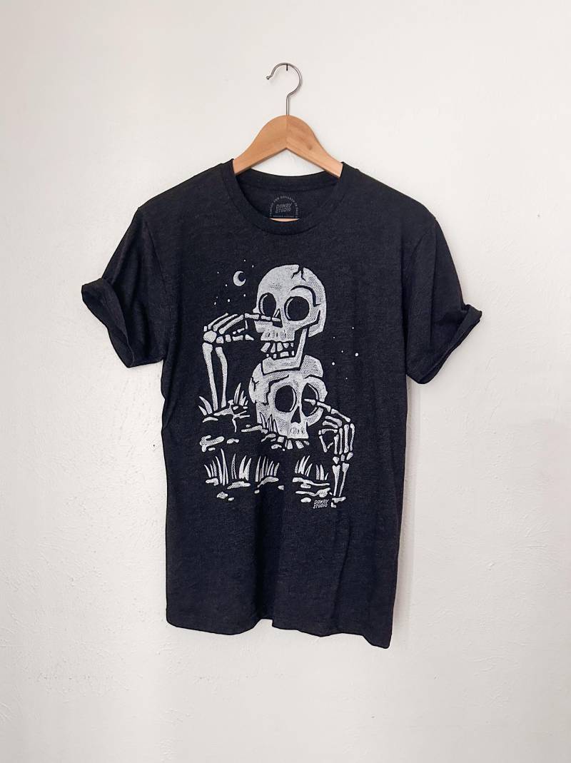 Numb Skulls // Erwachsenen T-Shirt von DowdyStudio
