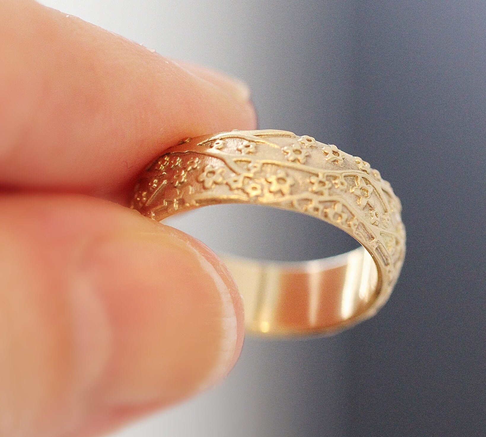 Blumenmuster Hochzeit Band Gelb Solid Gold/Frauen Ring Kirschblüten Halb Rund 14K Blumenmuster Hochzeit Band Gelb Solid Gold/Frauen Ring Kirschblüten Halb Rund 14K von DownToTheWireDesigns
