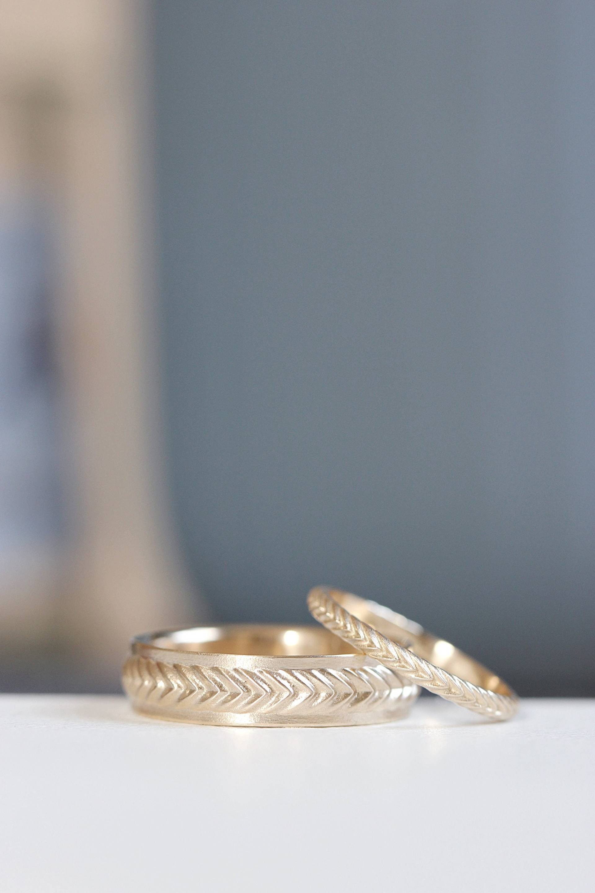 Ehering Moderne Herren 14K Gold Lorbeer Hochzeit Chevron Braid Blatt Damen Skinny Geflochten von DownToTheWireDesigns