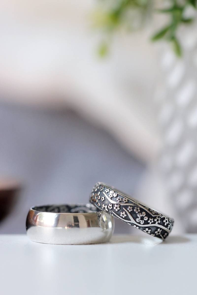 Erschwingliches Trauring Set Herren Ehering Damen Gegensätze Ziehen Kirschblüten An, Gewölbt Halbrund, Sterling Silber von DownToTheWireDesigns