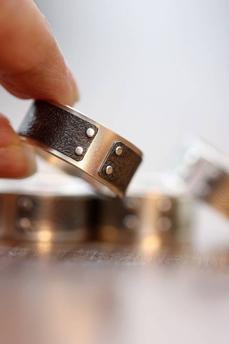 Herrenring Silber Titan Mind The Gap Herren Ehering Nieten Band Robuster von DownToTheWireDesigns