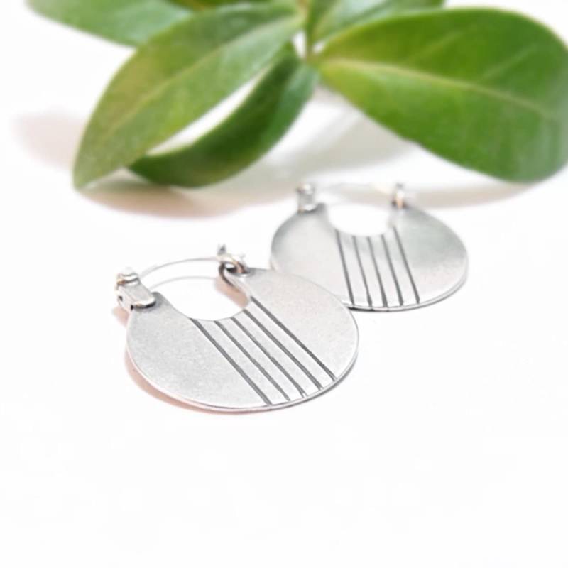 Huggie Hoop Ohrringe/ Sterling Silber/Gestreifte Runde Ohrringe Kleine Disk Handgemachte Moderne von DownToTheWireDesigns