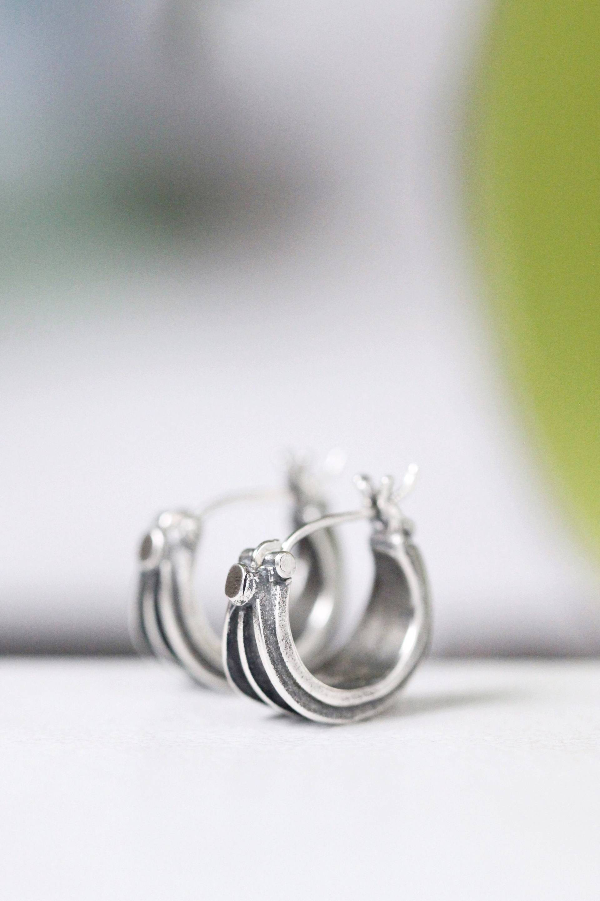 sterling Silber Huggie Hoop Ohrringe, Doppel Split Design von DownToTheWireDesigns