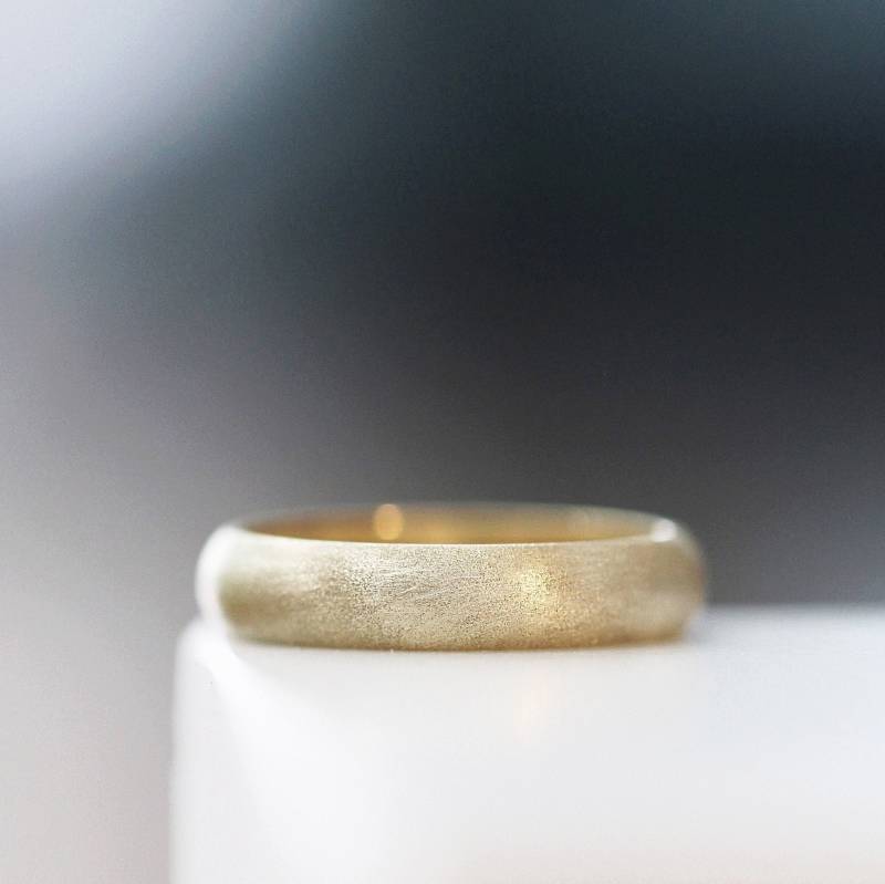 Matt Massiver 14K Gold Ehering/Hochzeitsring Schlicht Sand Texture Hochzeit Domed Raw Silk von DownToTheWireDesigns