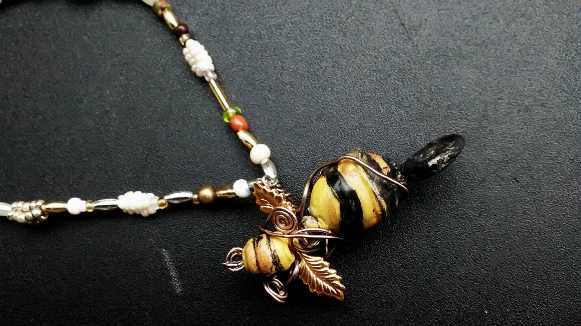 Gelbe Honig Biene Anhänger Perlen Halskette von DowntownCity1995