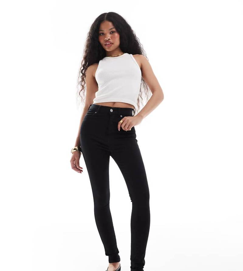Dr. Denim Petite - Moxy - Eng geschnittene Jeans in Schwarz mit mittelhohem Bund Dr. Denim Petite - Moxy - Eng geschnittene Jeans in Schwarz mit mittelhohem Bund von Dr Denim Petite