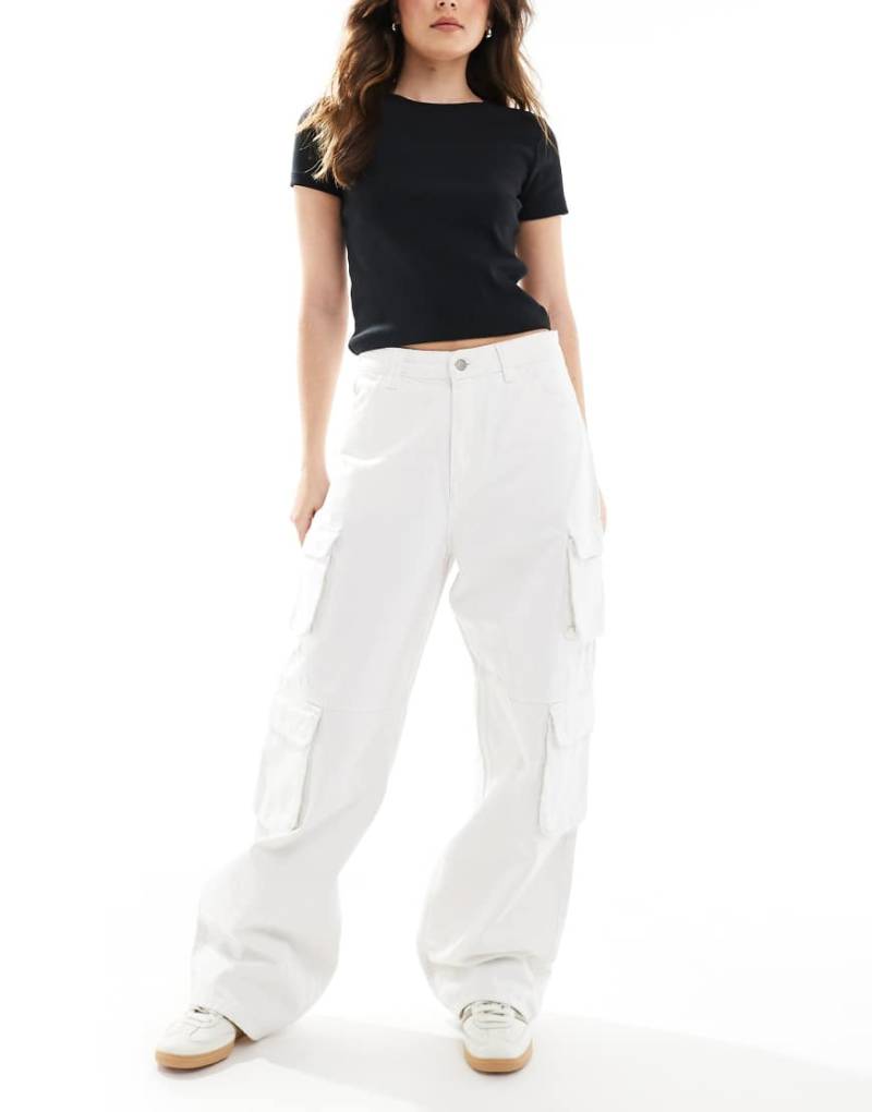 Dr Denim - Donna - Relaxed-Fit-Jeans in Weiß mit mehreren Cargo-Taschen und geradem, weitem Schnitt von Dr Denim