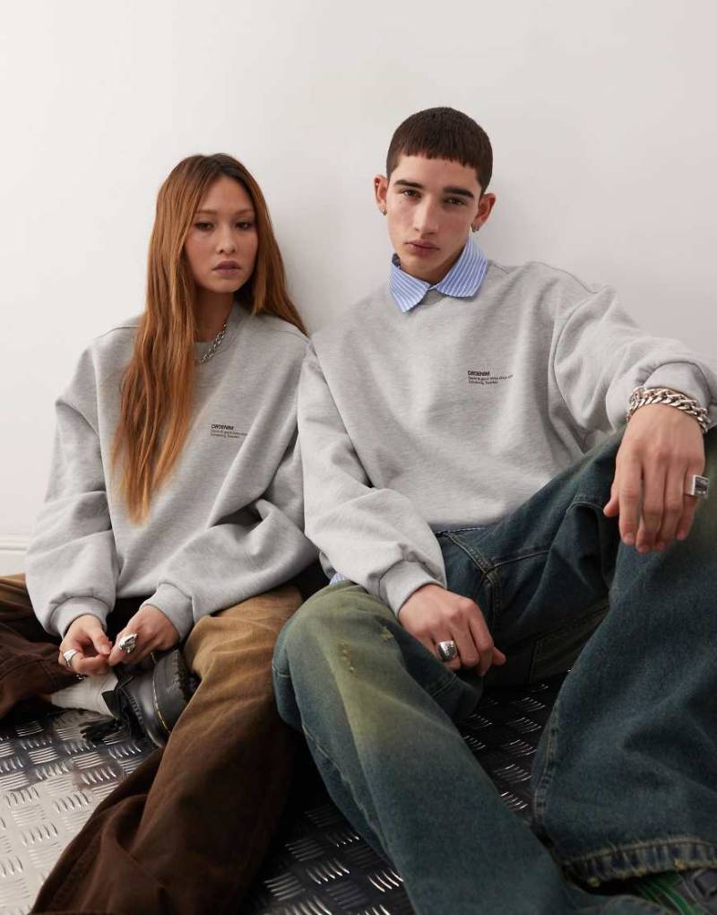 Dr Denim - Kenan - Schweres Unisex-Sweatshirt in meliertem Grau mit lockerem Schnitt, Rundhalsausschnitt und dunkelrotem kleinem Logo von Dr Denim