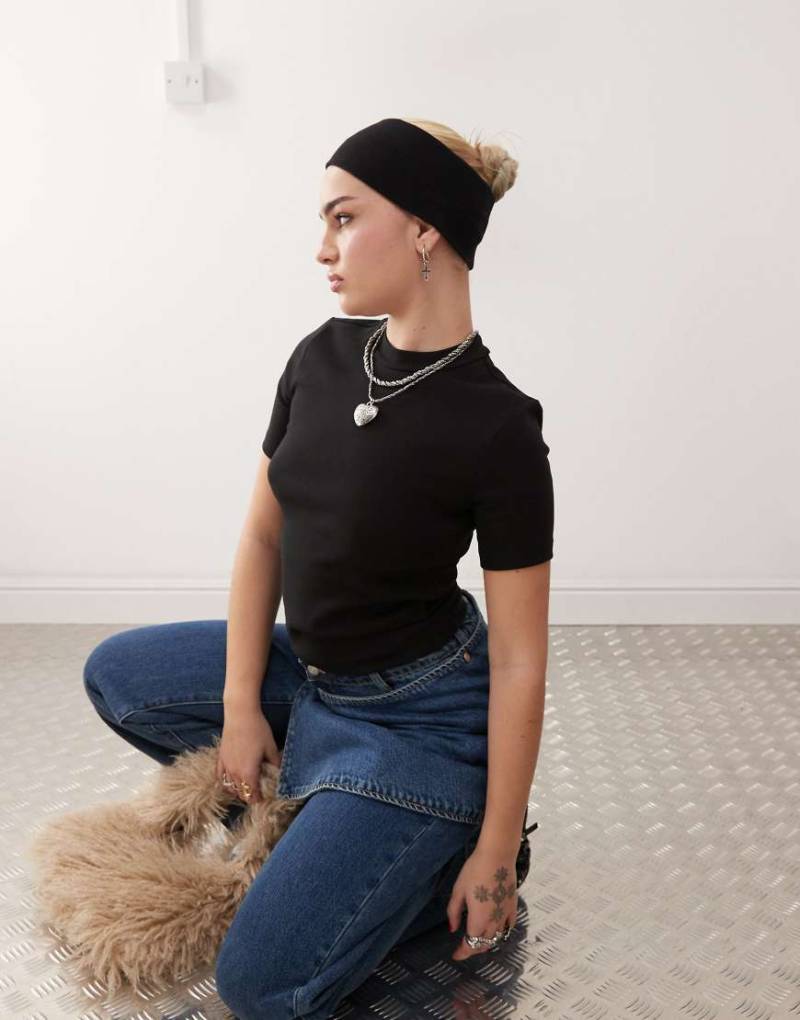 Dr Denim - Kenna - Formendes T-Shirt in Schwarz mit schmalem Schnitt von Dr Denim