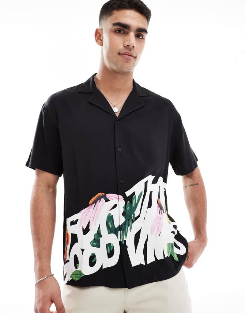 Dr Denim - Madi - Kurzärmliges Freizeithemd in Schwarz mit „Times"-Blumendruck und lockerem Schnitt von Dr Denim