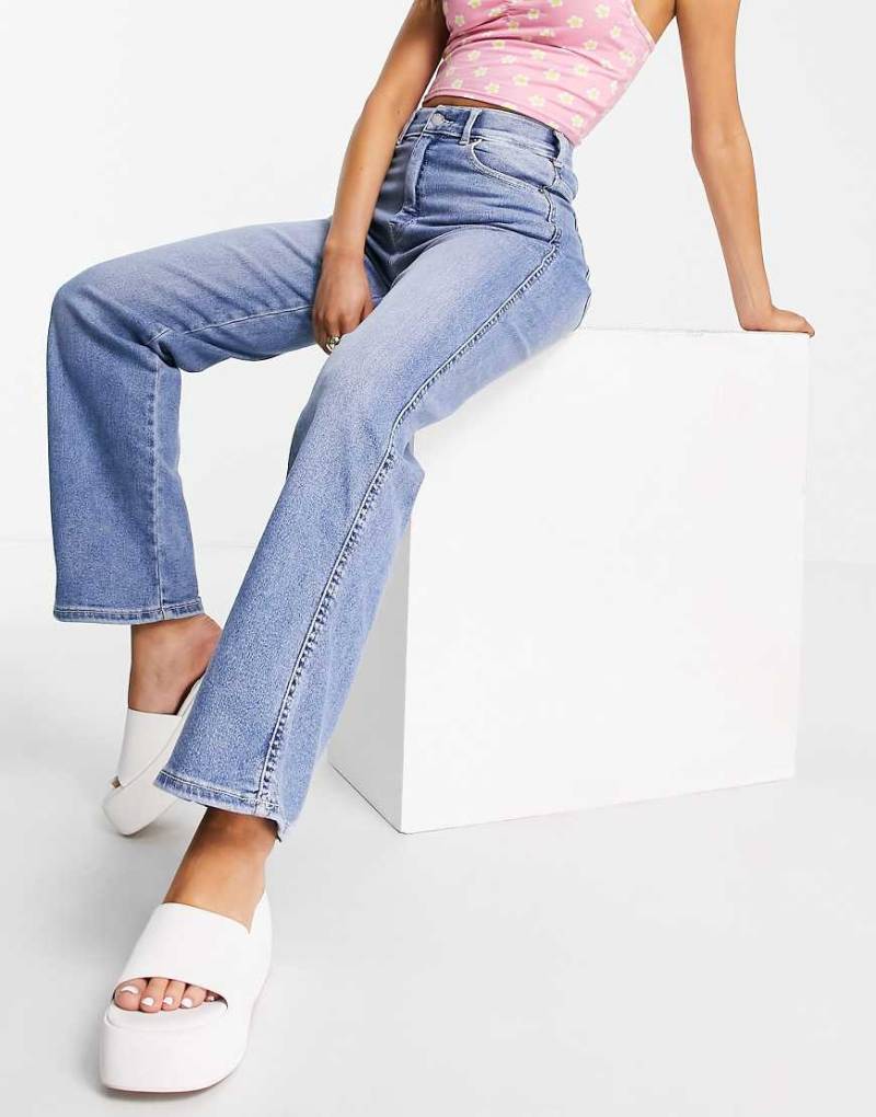 Dr Denim - Moxy - Gerade Jeans in mittelblauer Waschung mit abgenutztem Saum von Dr Denim