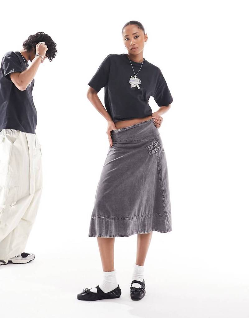 Dr Denim - Trooper - Unisex - Relaxed Fit T-Shirt in gebrochenem Schwarz mit „World Traveller"-Grafikdruck auf der Vorderseite von Dr Denim