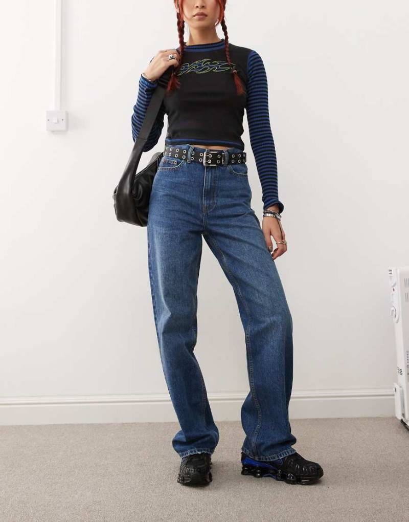 Dr. Denim - Echo - Regulär und gerade geschnittene Jeans in mittelblauer Stone-Waschung in Sprühoptik von Dr Denim