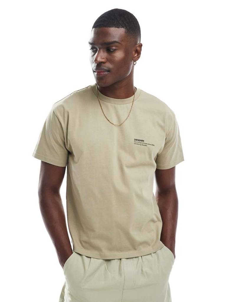 Dr. Denim - Kurzärmliges T-Shirt in neutralem Beige mit Rundhalsausschnitt und Logografik von Dr Denim