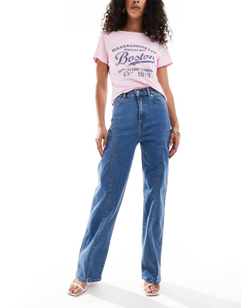 Dr. Denim - Moxy - Gerade geschnittene Jeans in mittelblauer Vale Sky Plain-Waschung mit abgerundetem Beinschnitt von Dr Denim