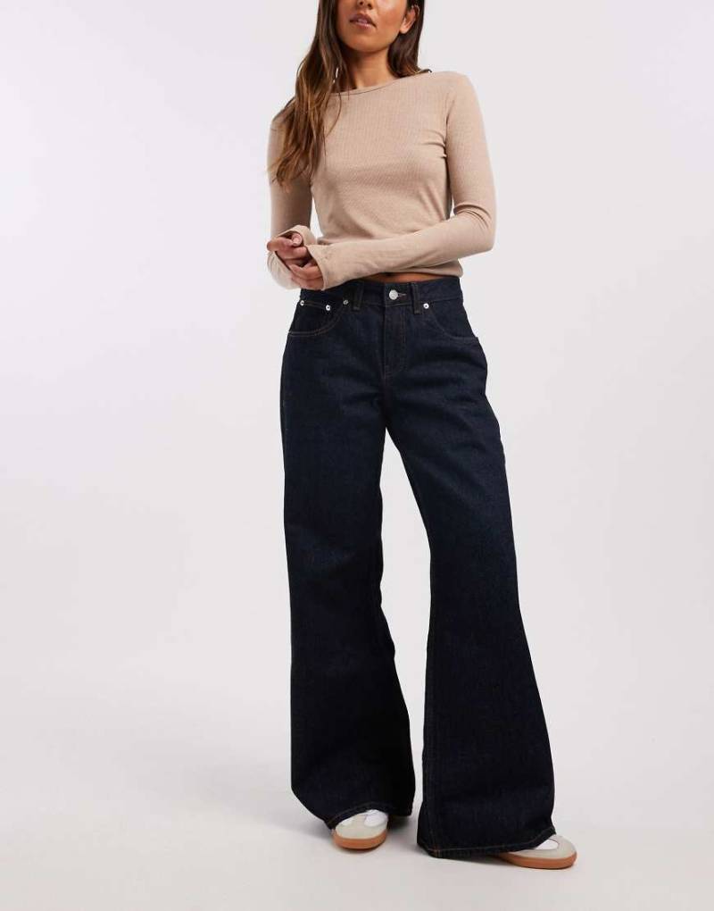 Dr. Denim - Rhue - Weit geschnittene Jeans in Indigoblau mit dunkler Waschung und niedrigem Bund von Dr Denim