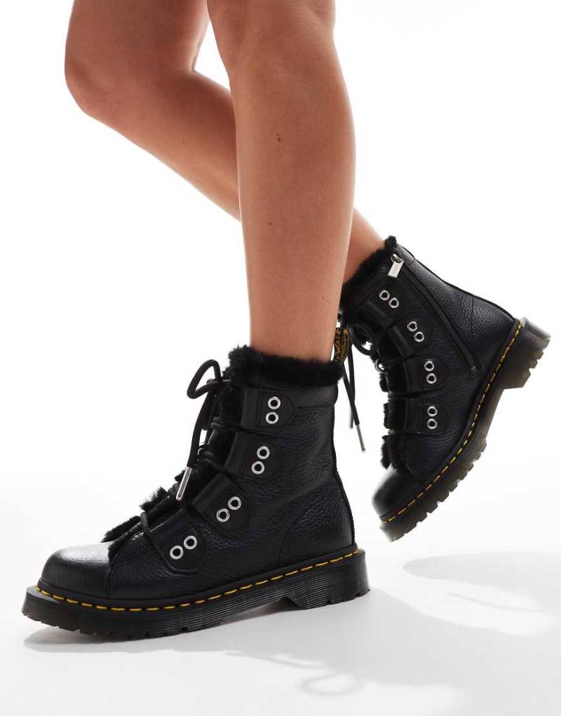 Dr. Martens - 1460 - Stiefel aus gewalktem Nappaleder mit 4 Bändern und Kunstpelzfutter-Schwarz von Dr Martens