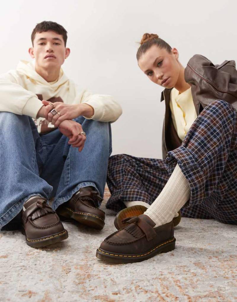 Dr. Martens - Adrian - Unisex-Loafer in Crazy Horse-Dunkelbraun mit Quasten von Dr Martens