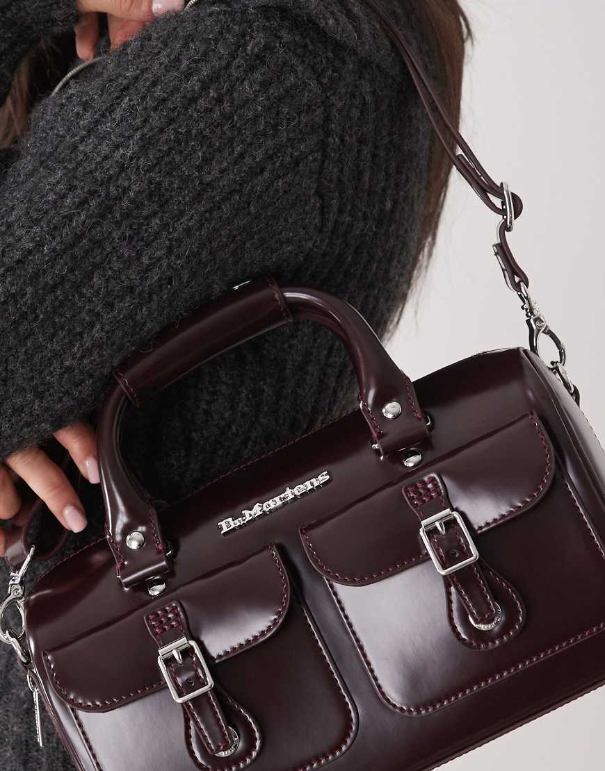 Dr. Martens - Handtasche in Kirschrot mit Tragegriff und Nahtdetails von Dr Martens