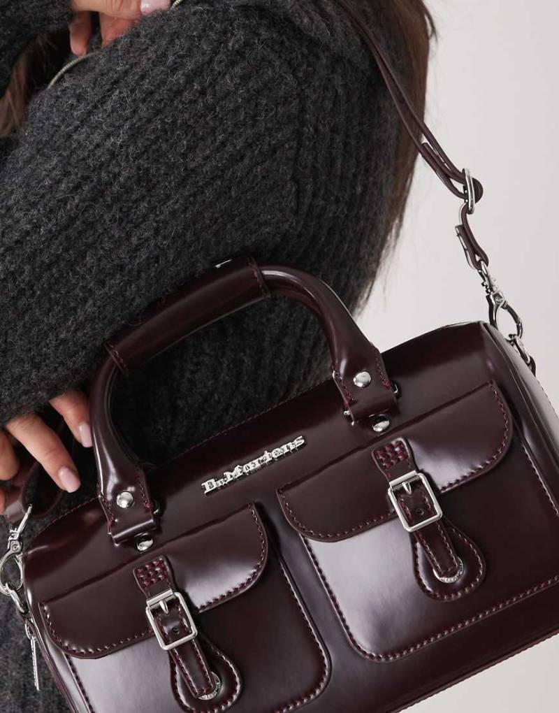 Dr. Martens - Handtasche in Kirschrot mit Tragegriff und Nahtdetails von Dr Martens