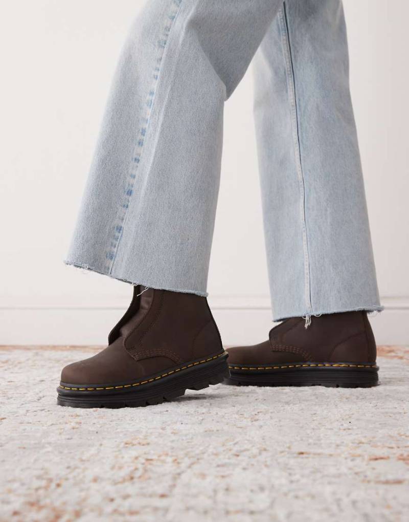 Dr. Martens - ZebZag - Schnürsenkelose Stiefel in der Farbe Dark Brown Wyoming von Dr Martens