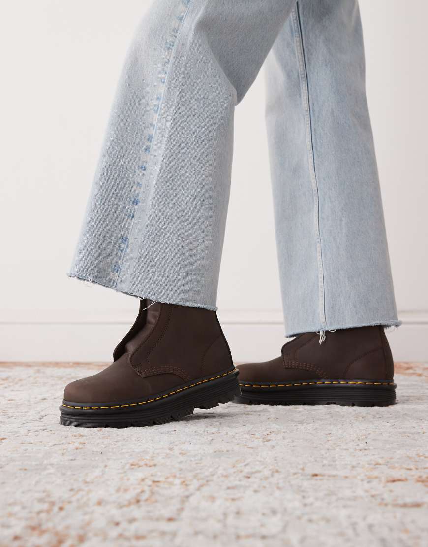 Dr. Martens - ZebZag - Schnürsenkelose Stiefel in der Farbe Dark Brown Wyoming von Dr Martens