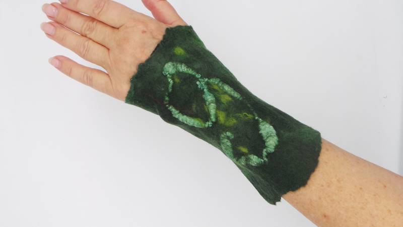 Armstulpen in Grüntönen, Größe M Handgefilzt Aus Wolle Und Seide, Pulswärmer, Manschetten, Geschenkideen Für Frauen von Drachekreativverfilz