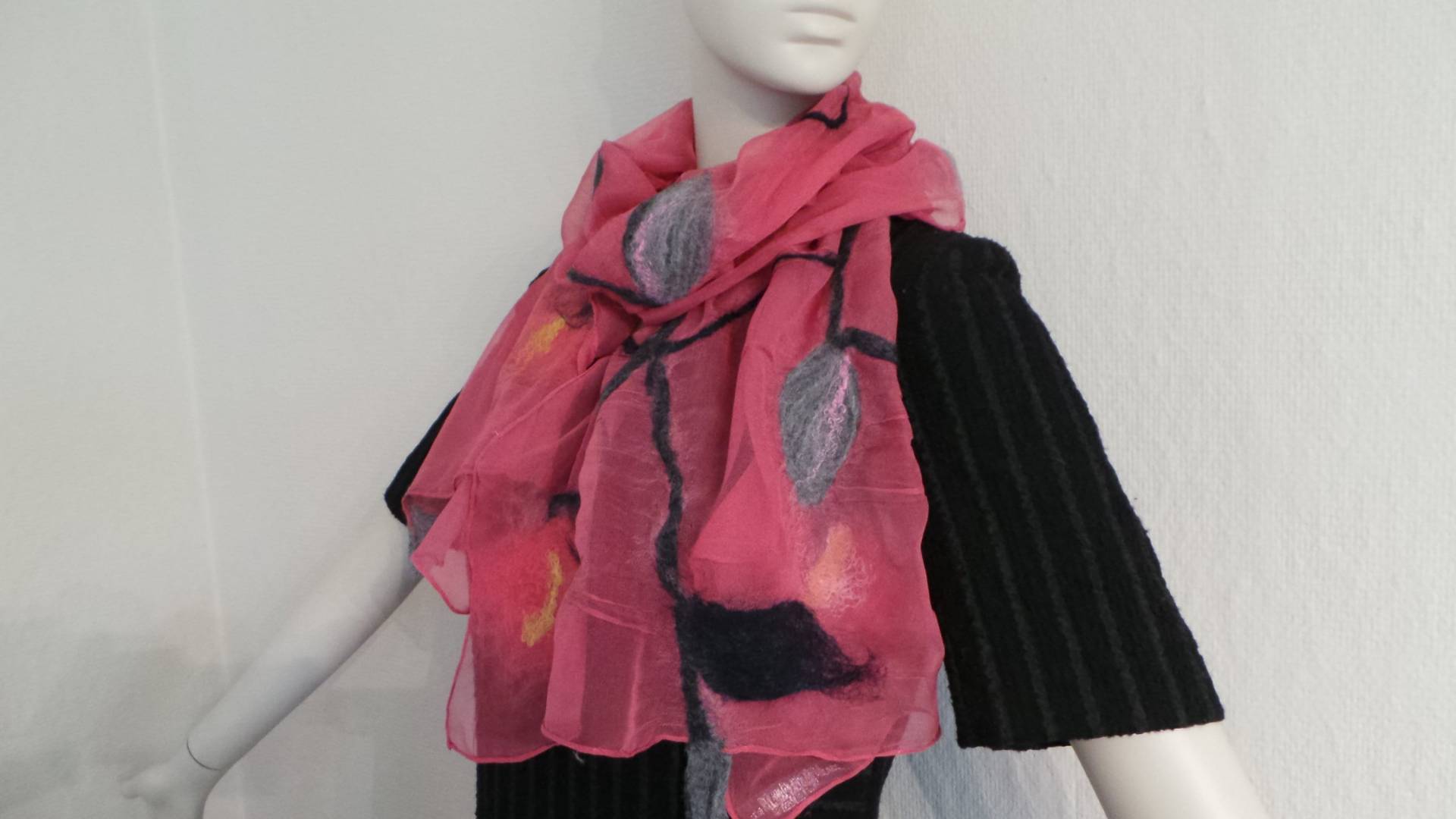 Edler Zarter Schal Handgefilzt, Ein Besonderes Geschenk, Halstuch Aus Wolle Und Seide, Leichter Damenschal, Elegantes Tuch, Stola, Unikat Edler Zarter Schal Handgefilzt, Ein Besonderes Geschenk, Halstuch Aus Wolle Und Seide, Leichter Damenschal, Elegantes Tuch, Stola, Unikat von Drachekreativverfilz