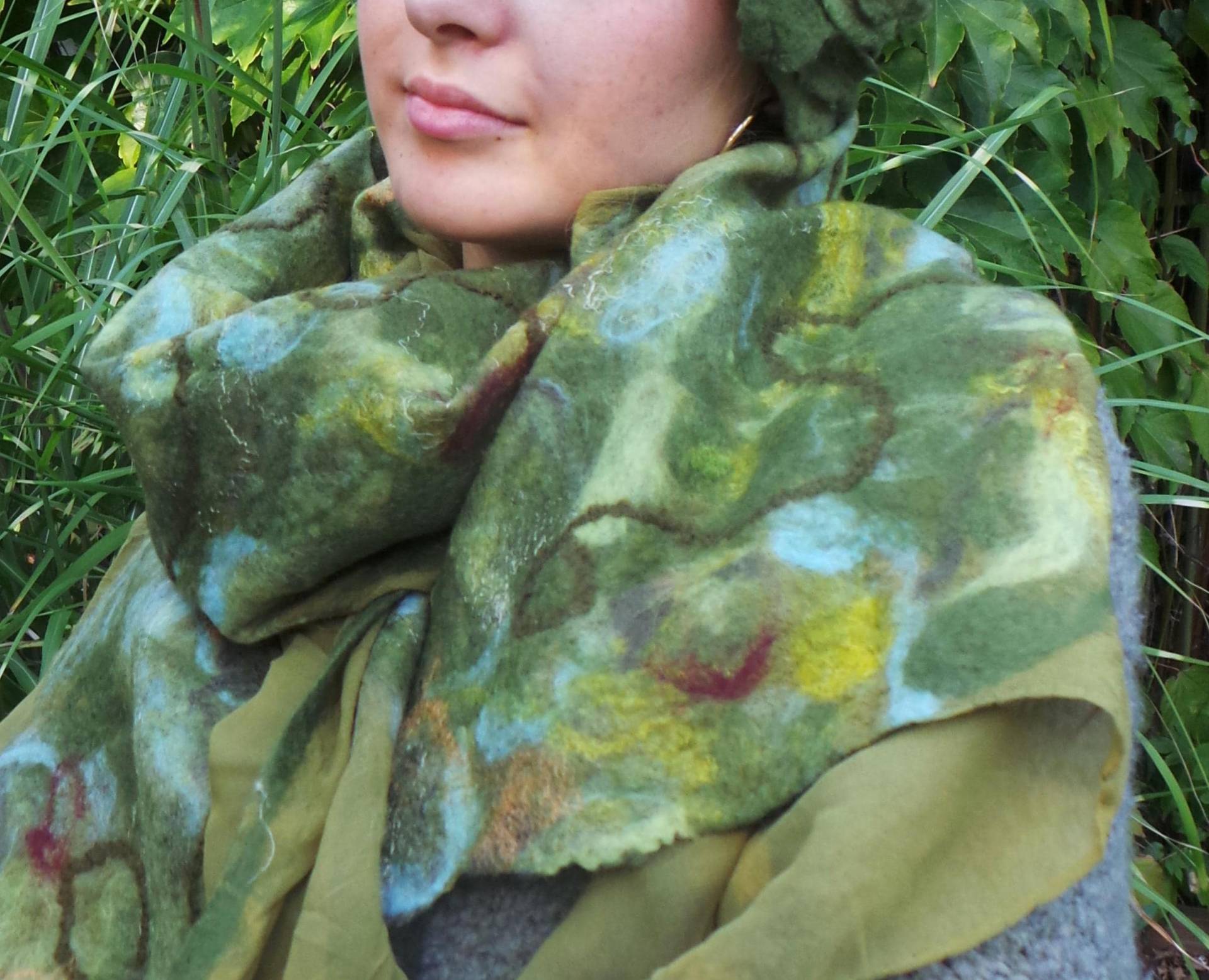 Großer Damenschal Olive Handgefilzt, Ein Besonderes Geschenk, Halstuch Aus Wolle Und Seide, Leichter Damenschal, Elegantes Damentuch, Stola von Drachekreativverfilz