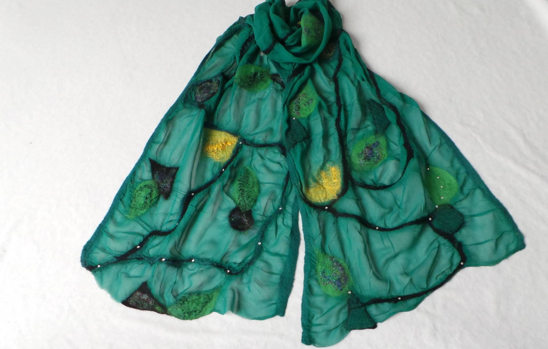 Smaragd Schal Gefilzt Aus Wolle Und Seide, Ein Besonders Edles Geschenk, Halstuch, Leichter Damenschal, Elegantes Tuch, Stola, Unikat Smaragd Schal Gefilzt Aus Wolle Und Seide, Ein Besonders Edles Geschenk, Halstuch, Leichter Damenschal, Elegantes Tuch, Stola, Unikat von Drachekreativverfilz