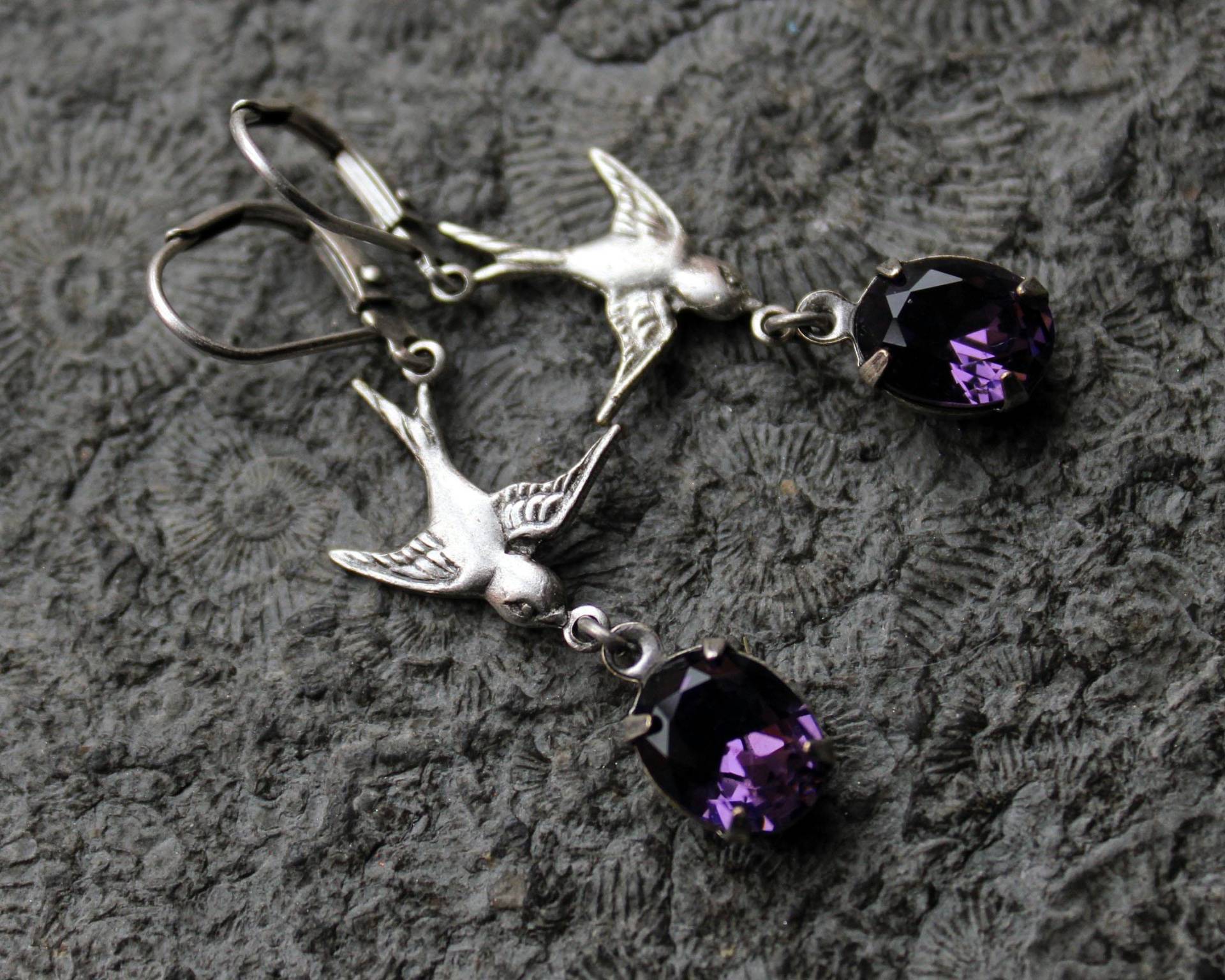 Cabochon-Ohrhänger Amethyst-Schwalben Silber | Lila Vintage von Drachenfliege