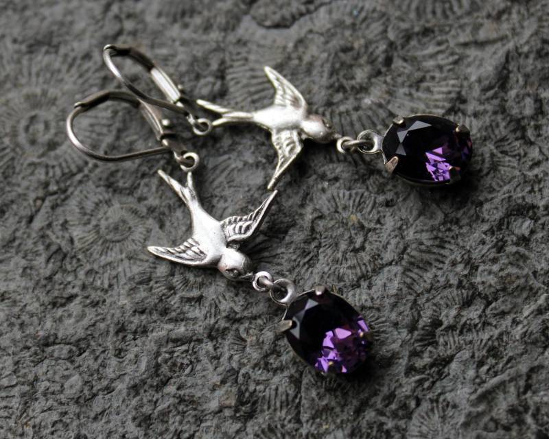 Cabochon-Ohrhänger Amethyst-Schwalben Silber | Lila Vintage von Drachenfliege