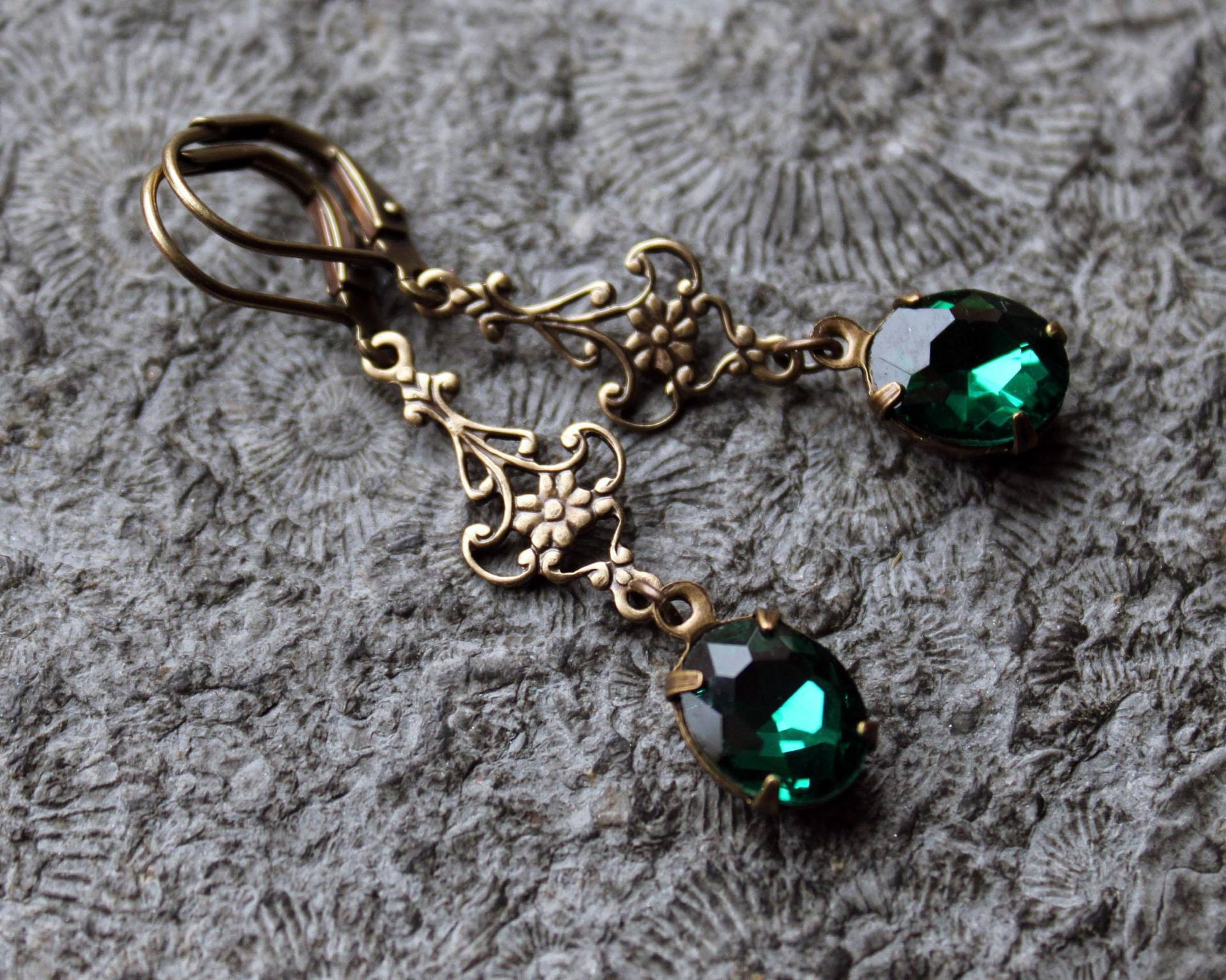 Cabochon-Ohrhänger Cassidy Grün | Messing Vintage von Drachenfliege