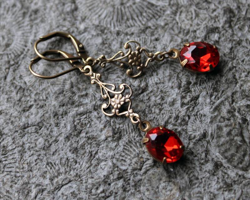 Cabochon-Ohrhänger Cassidy Rot | Messing Vintage von Drachenfliege