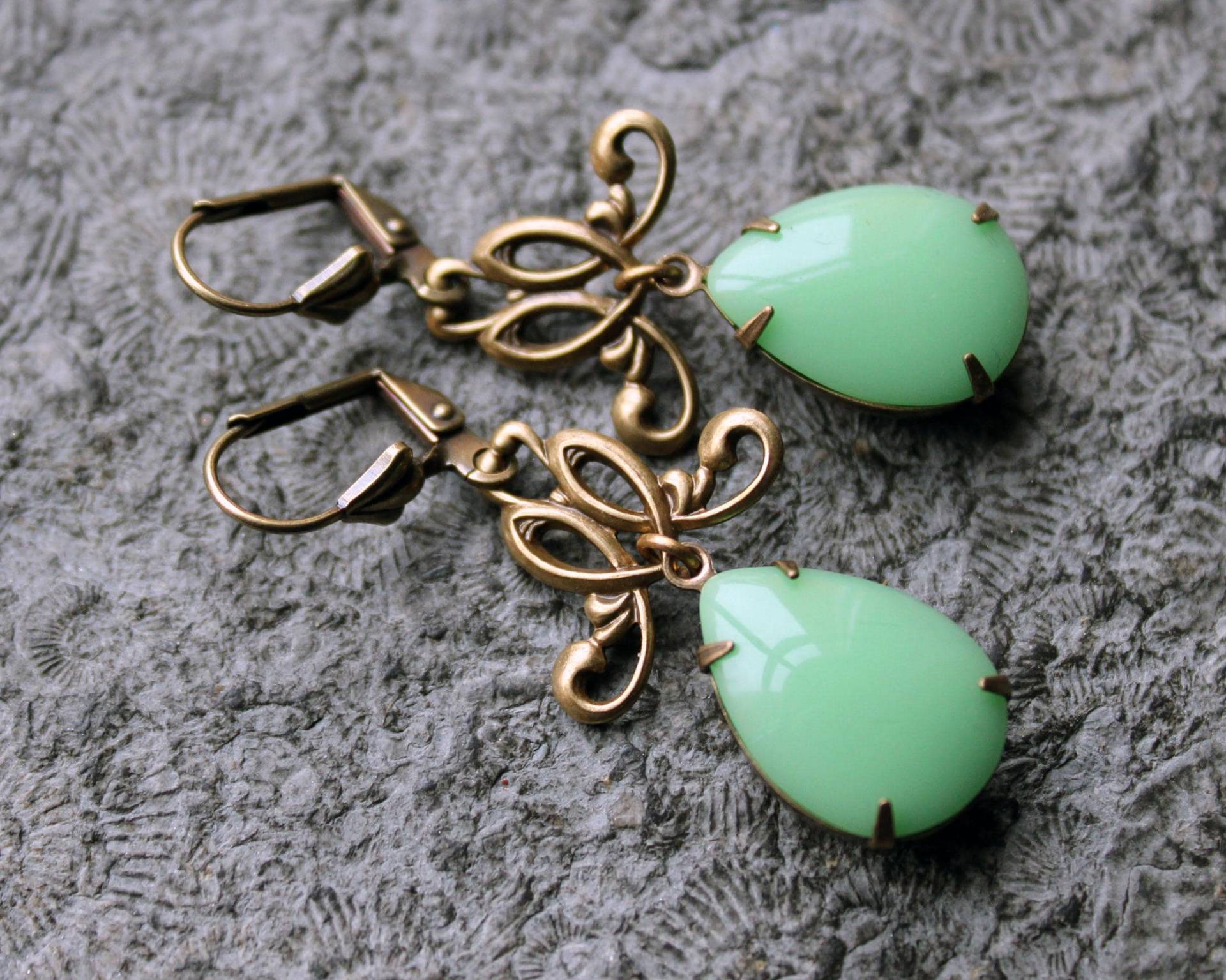 Cabochon-Ohrhänger Helene Grün | Messing Jugendstil von Drachenfliege