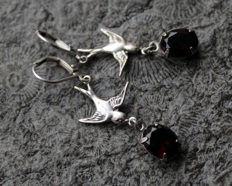 Cabochon-Ohrhänger Rubin-Schwalben Silber | Rot Vintage von Drachenfliege