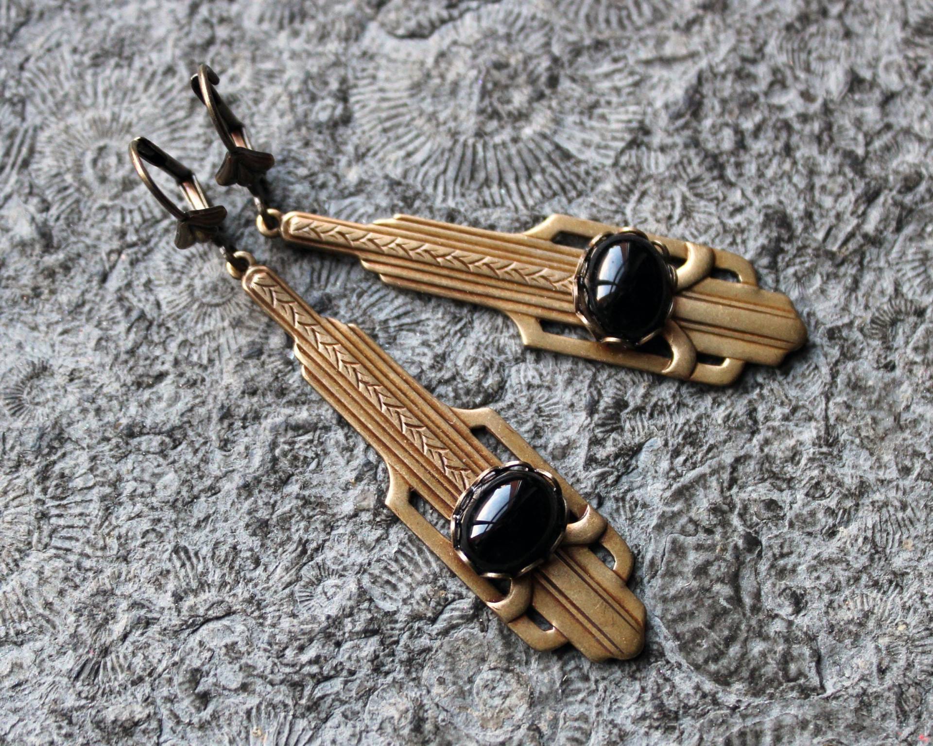 Cabochon-Ohrhänger Schwarzes Metropolis Art Deco Messing Vintage Cabochon-Ohrhänger Schwarzes Metropolis Art Deco Messing Vintage von Drachenfliege