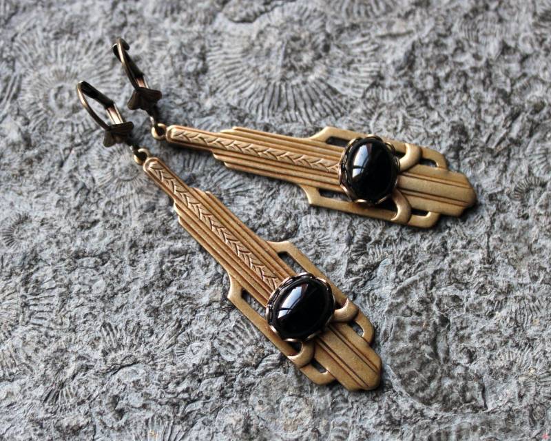 Cabochon-Ohrhänger Schwarzes Metropolis Art Deco Messing Vintage Cabochon-Ohrhänger Schwarzes Metropolis Art Deco Messing Vintage von Drachenfliege