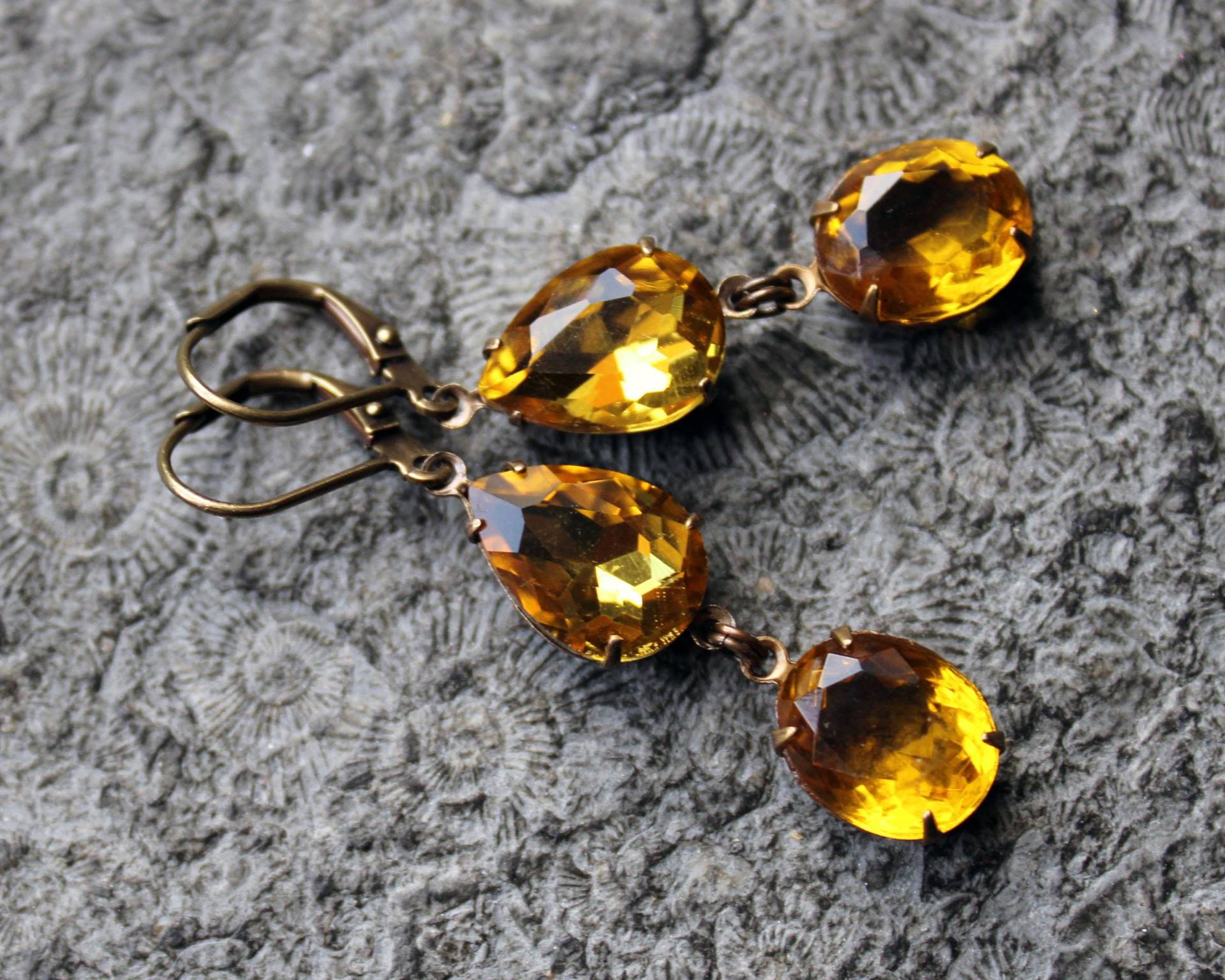 Cabochon-Ohrhänger Simply Precious Gelb | Messing Vintage Cabochon-Ohrhänger Simply Precious Gelb | Messing Vintage von Drachenfliege