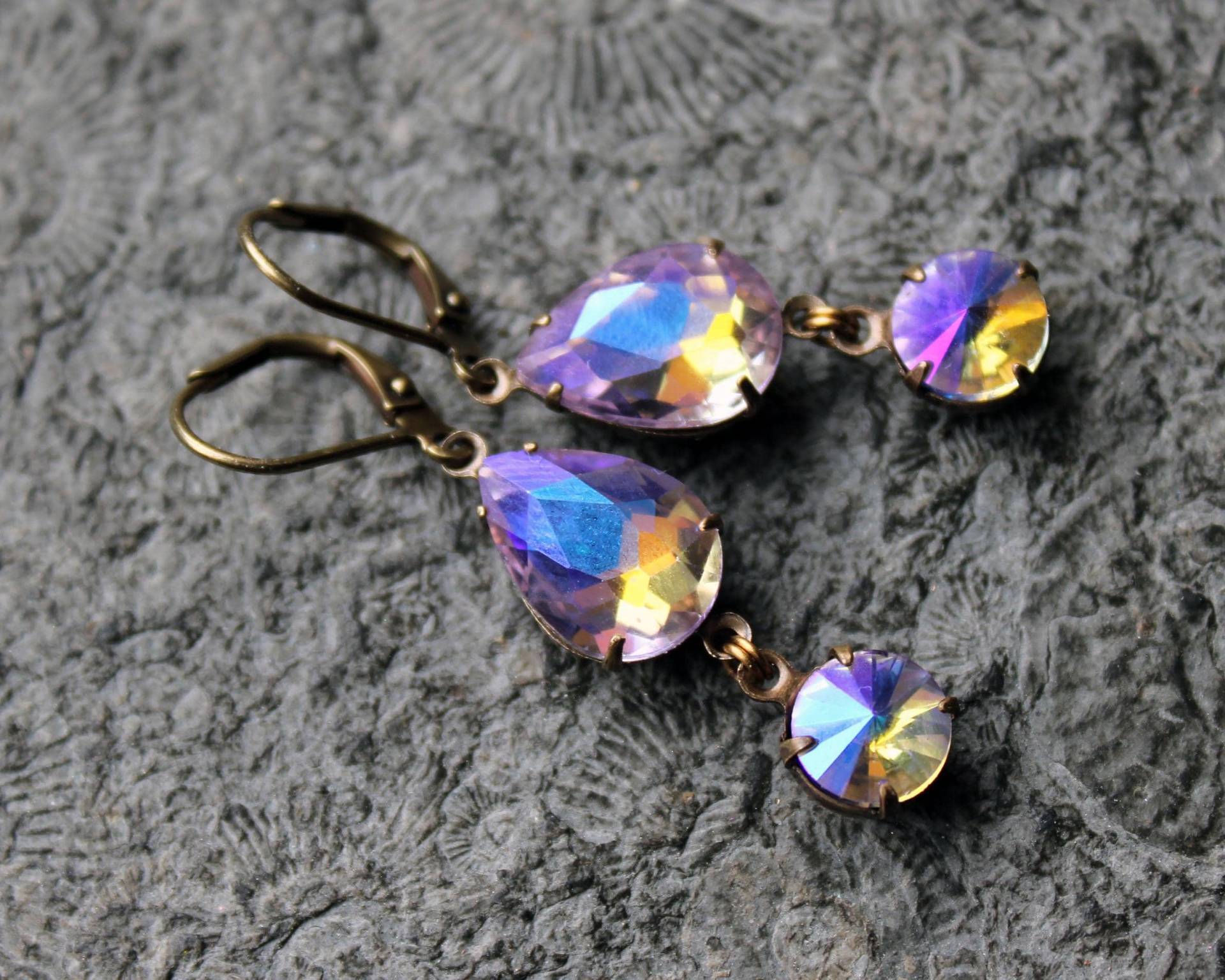 Cabochon-Ohrhänger Simply Precious Light Purple Ab | Messing Vintage von Drachenfliege