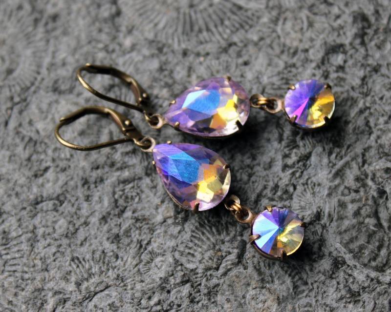 Cabochon-Ohrhänger Simply Precious Light Purple Ab | Messing Vintage von Drachenfliege