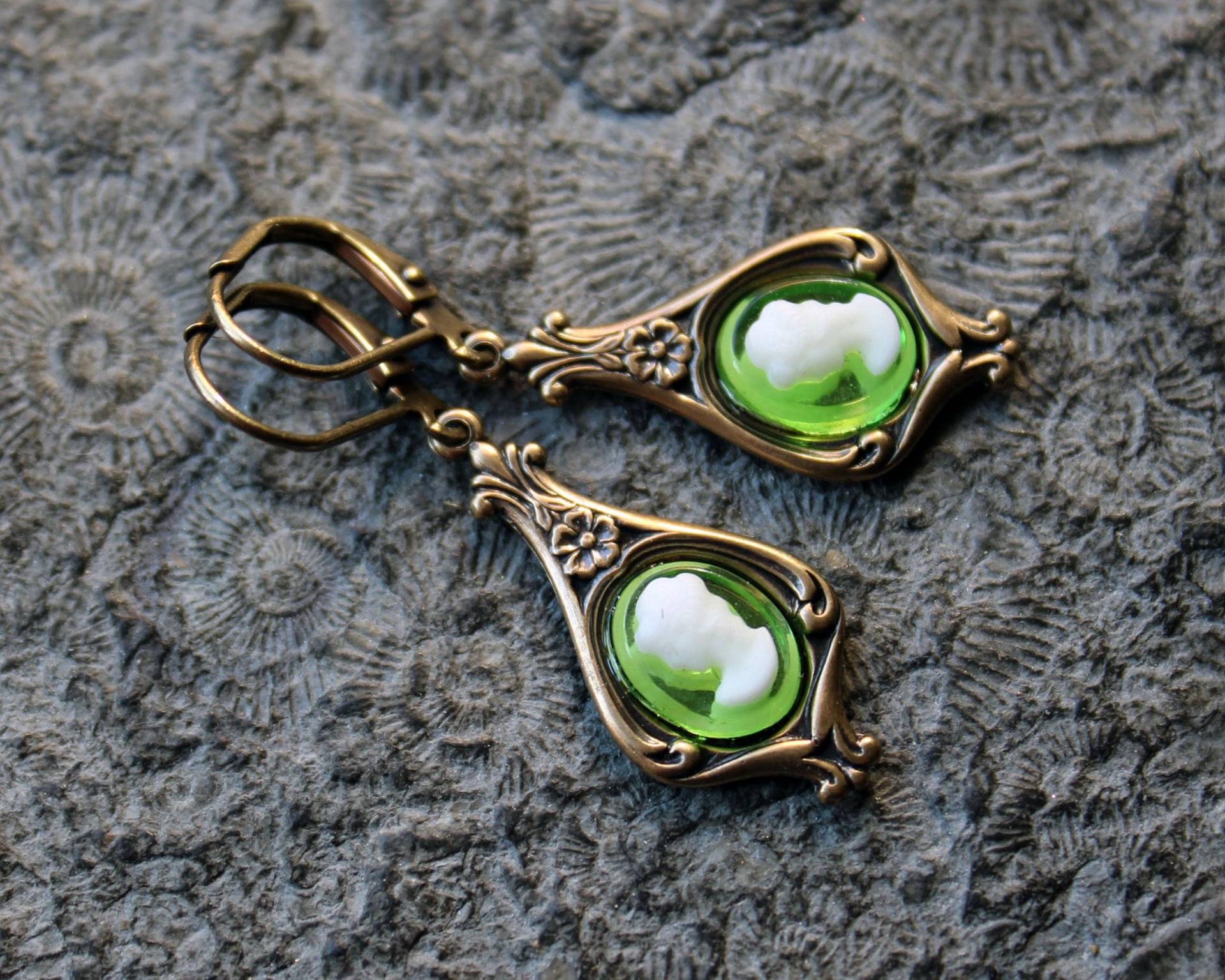 Cabochon-Ohrringe Biedermeier-Gemme Grün | Weiß Messing Vintage Cabochon-Ohrringe Biedermeier-Gemme Grün | Weiß Messing Vintage von Drachenfliege