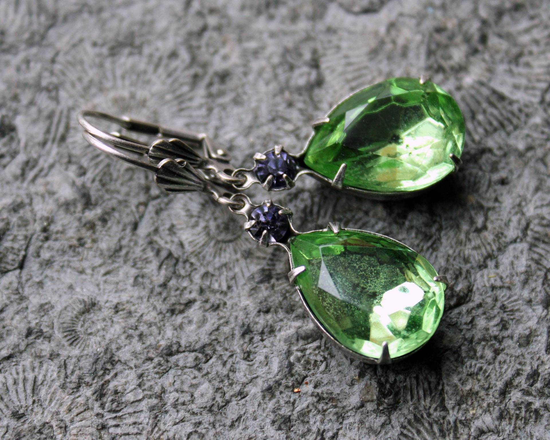 Cabochon-Ohrringe Blueberry Silber | Grün Lila Strass Vintage Cabochon-Ohrringe Blueberry Silber | Grün Lila Strass Vintage von Drachenfliege