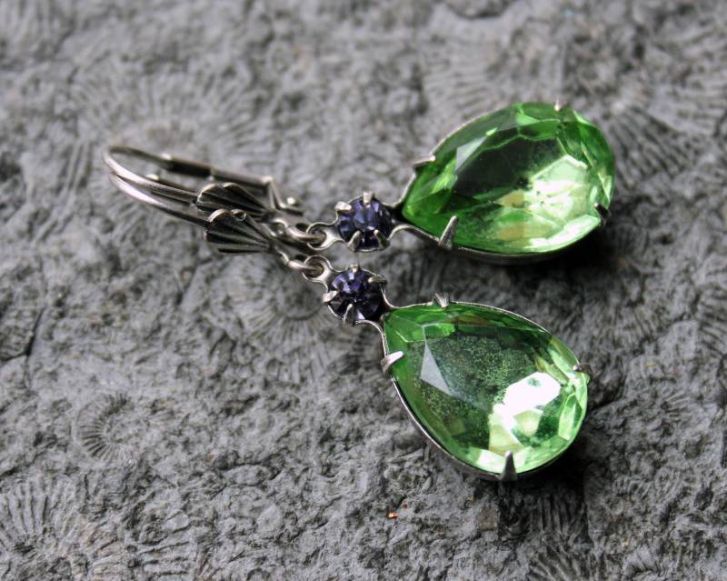 Cabochon-Ohrringe Blueberry Silber | Grün Lila Strass Vintage Cabochon-Ohrringe Blueberry Silber | Grün Lila Strass Vintage von Drachenfliege