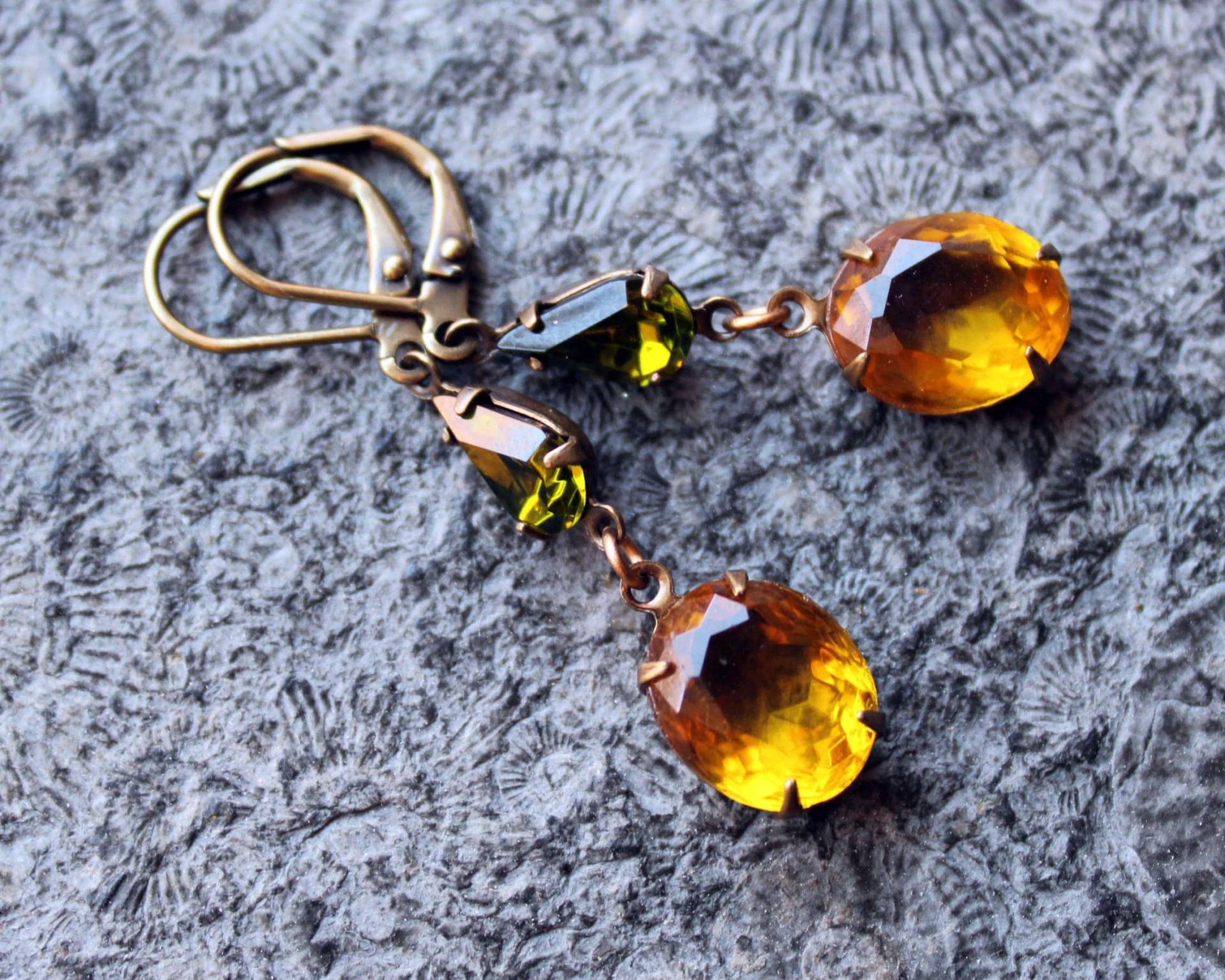 Cabochon-Ohrringe Buttercup Gelb | Grün Messing Vintage von Drachenfliege