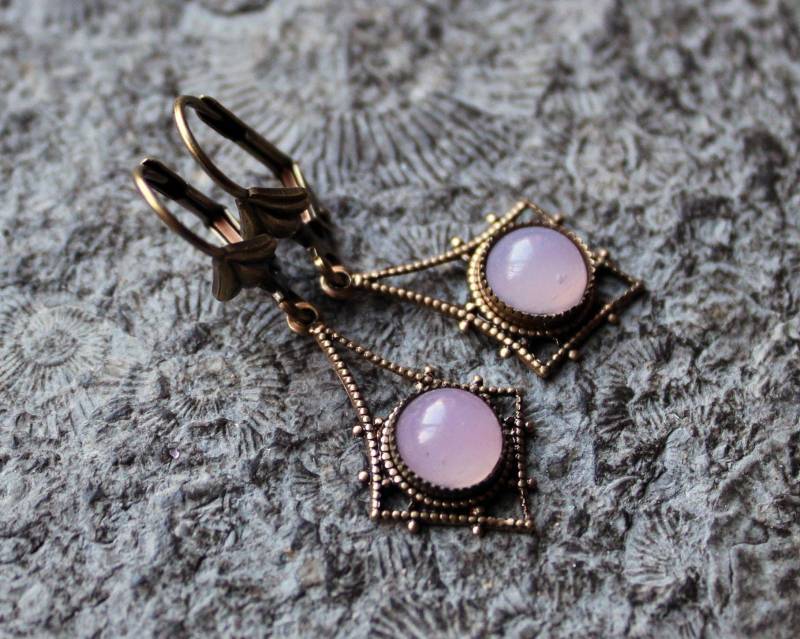 Cabochon-Ohrringe Dilja Milky Pink Rosa | Messing Vintage Opalite von Drachenfliege