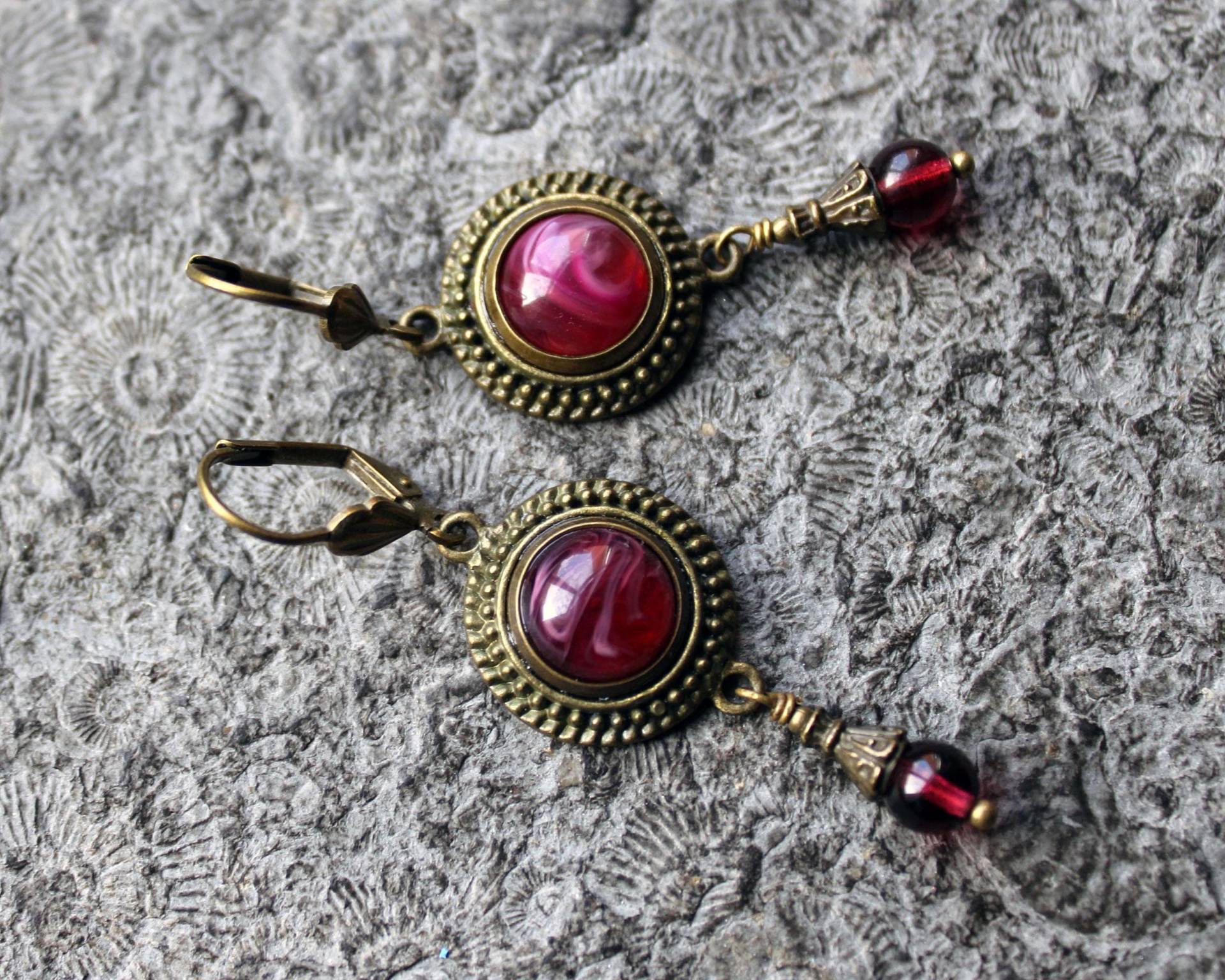 Cabochon-Ohrringe Erdbeermond Bronze | Fuchsia Vintage von Drachenfliege