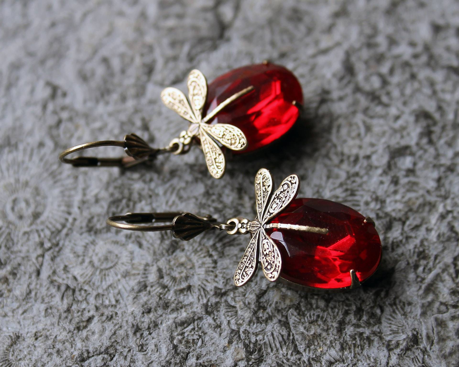 Cabochon-Ohrringe Feuer-Libellen Rot | Messing Vintage von Drachenfliege